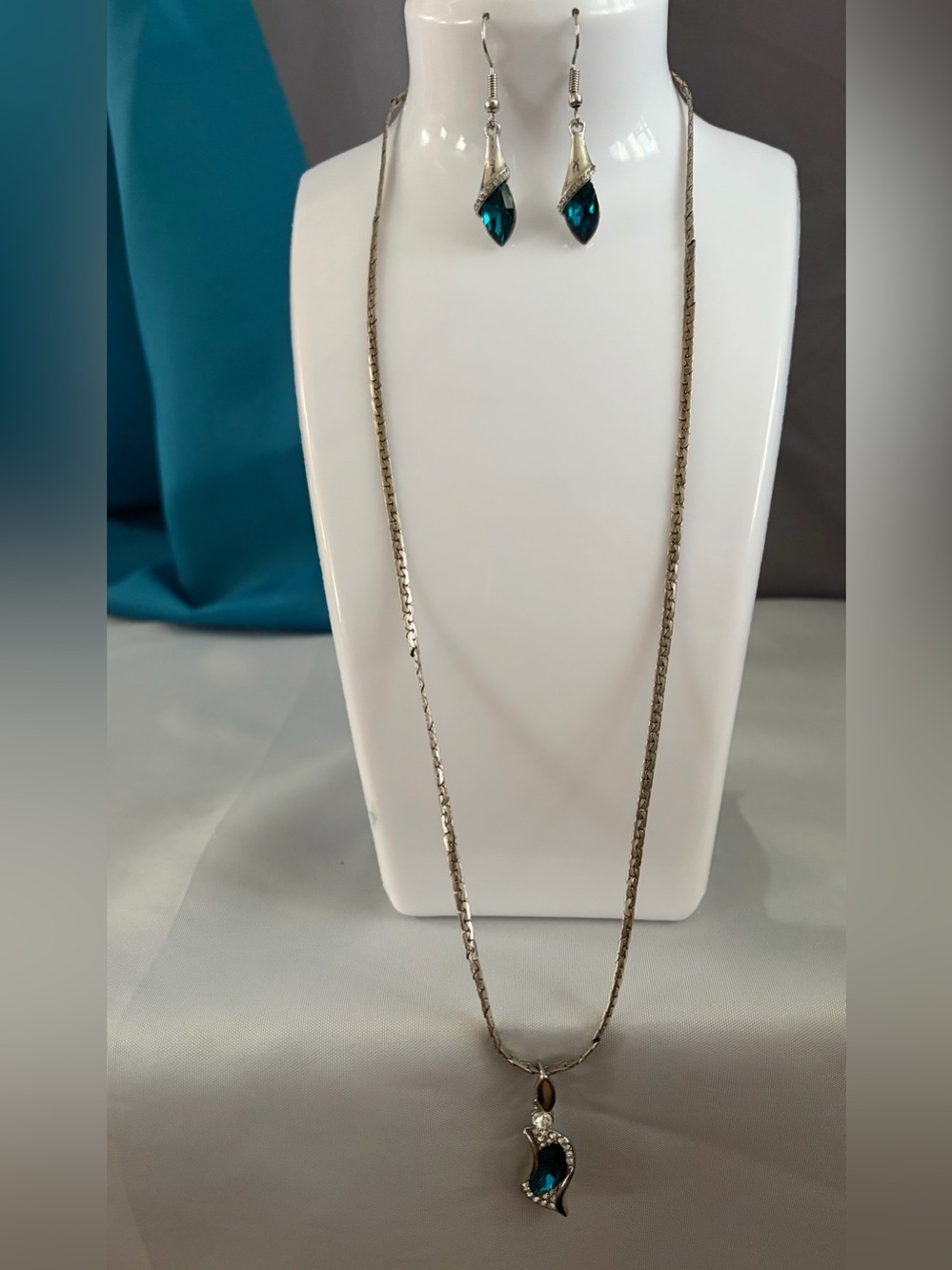Silver Chain Necklace with Teal Crystal Pendant and Matching Earrings